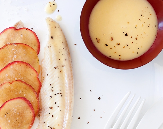 Filete de lenguado encima de escamas de manzanas Miss Chef®, salsa beurre blanc con vinagre de manzanas