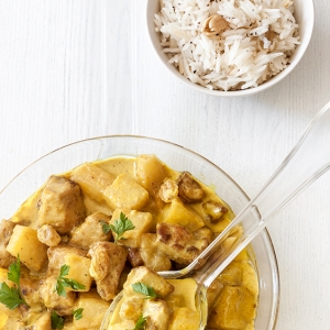 Curry de coco con manzanas Miss Chef® y pollo, arroz al cardamomo